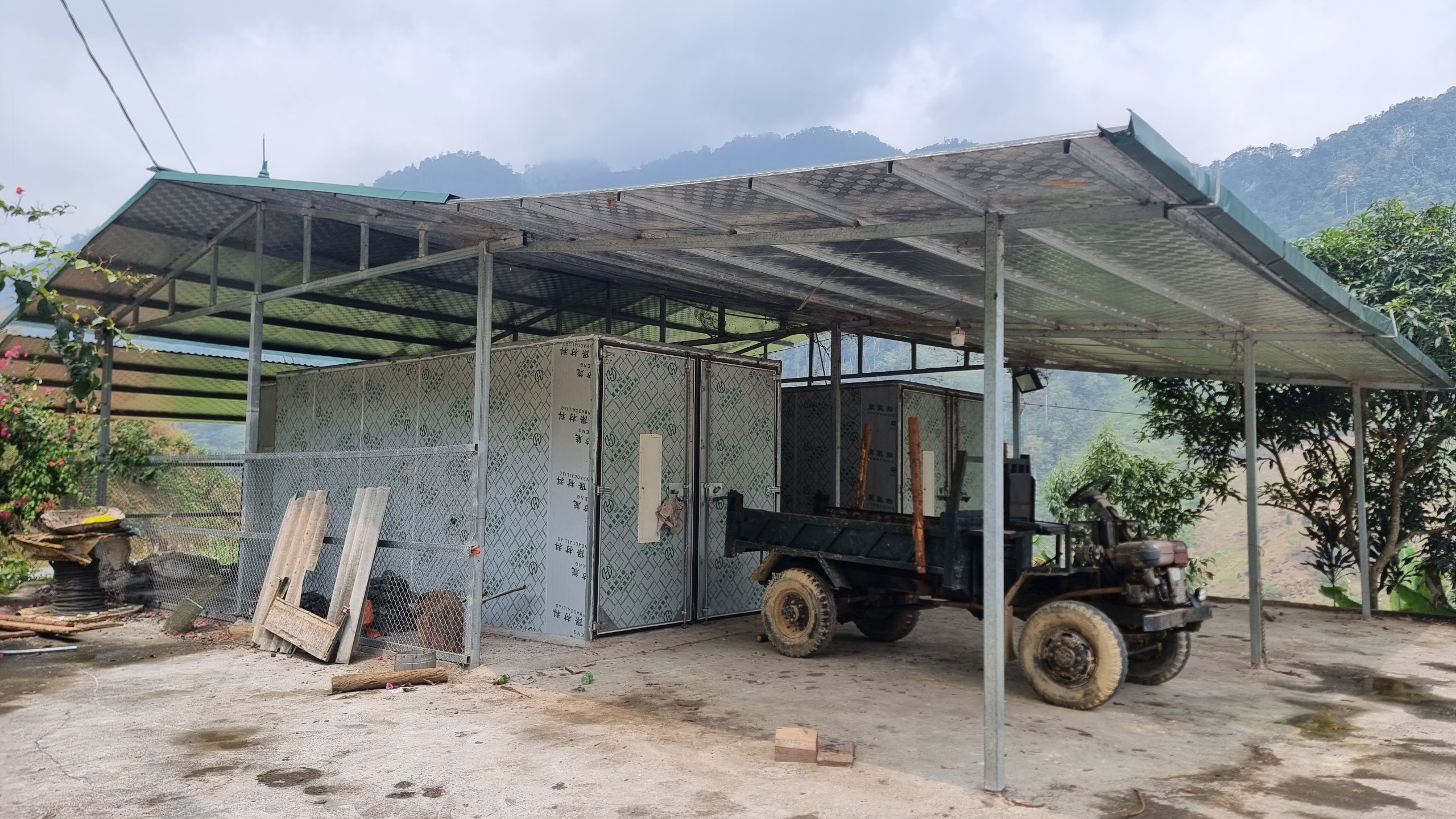 Cơ sở sấy quả sa nhân tại xã Nậm Chảy được đầu tư xây dựng với số vốn hàng trăm triệu đồng có nguy cơ đóng cửa vì thiếu nguyên liệu. A4.jpg