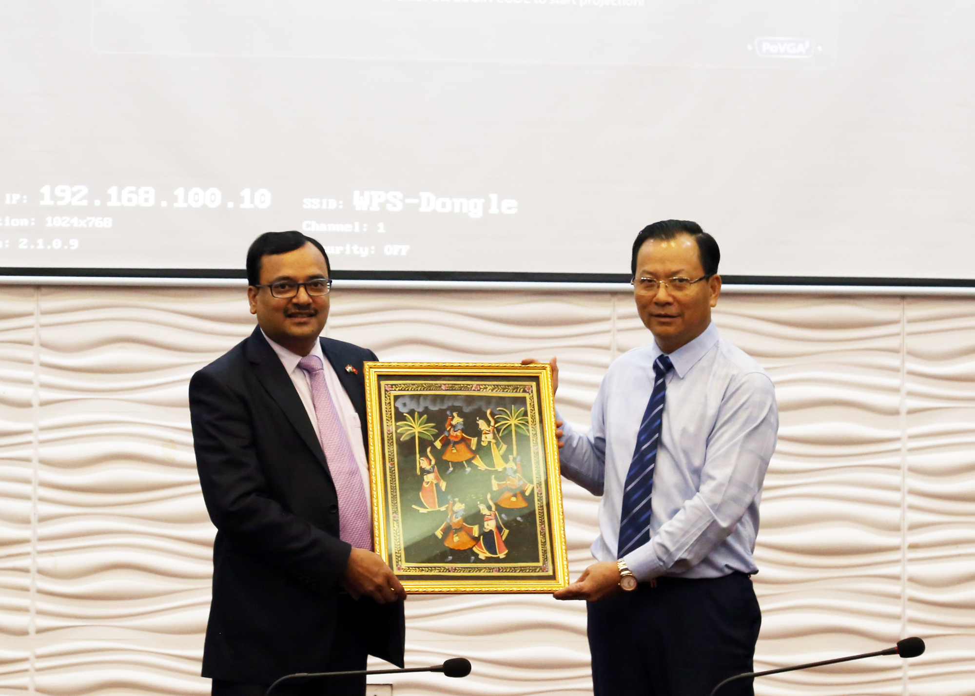Ông Subhash Gupta, Phó Đại sứ quán Ấn Độ tặng quà lưu niệm tỉnh Lào Cai. IMG_6167.JPG