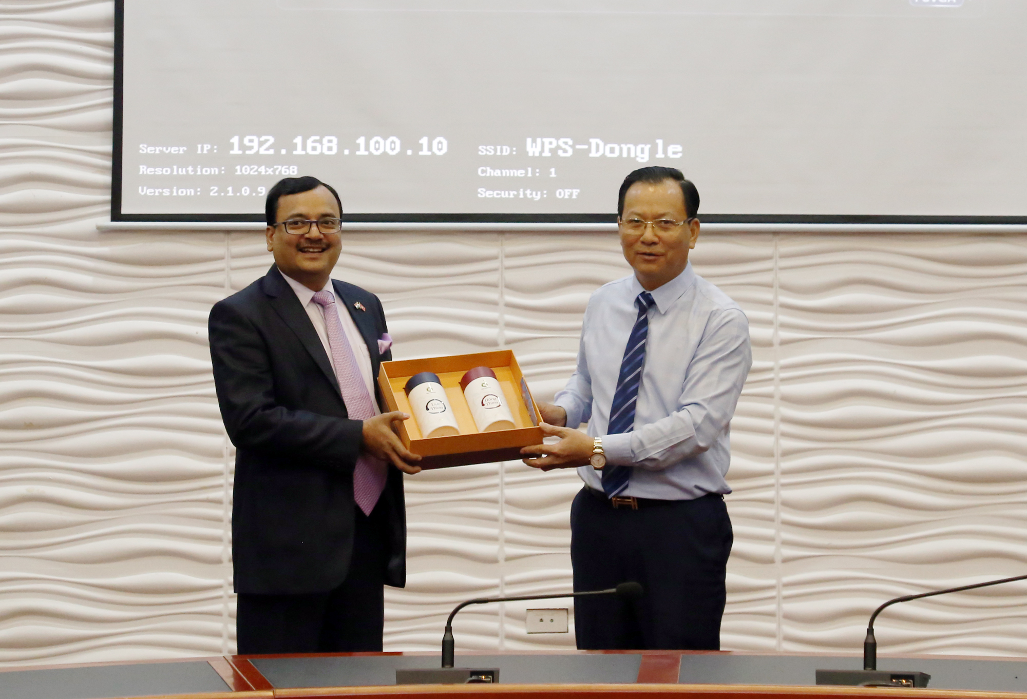 Đồng chí Hoàng Quốc Khánh, Phó Chủ tịch Thường trực UBND tỉnh tặng quà Đoàn công tác Đại sứ quán Ấn Độ. IMG_6164.JPG