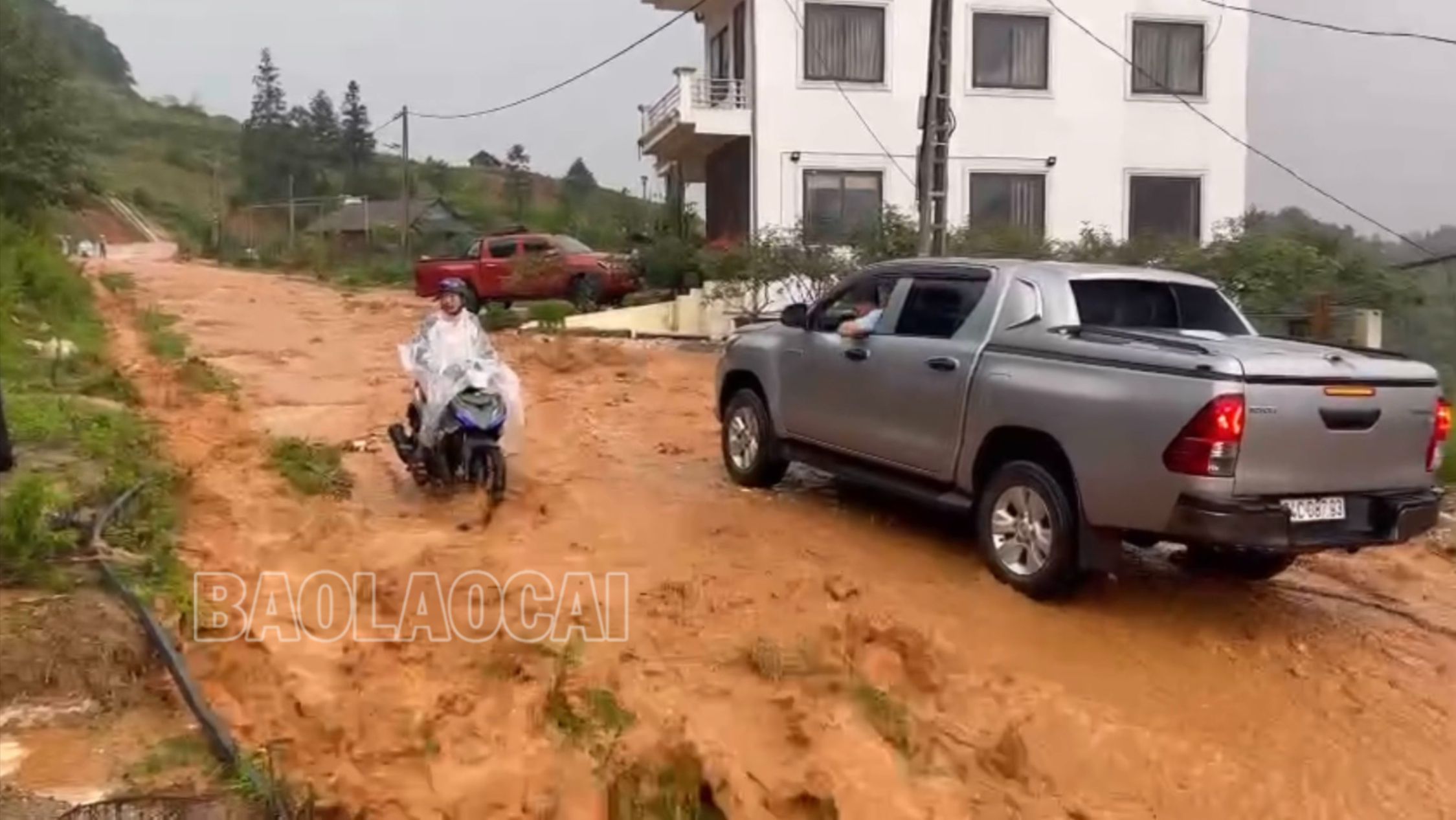 Mưa lớn khiến nhiều tuyến đường bị ngập, gây khó khăn cho người và phương tiện khi tham gia giao thông. 9.jpg