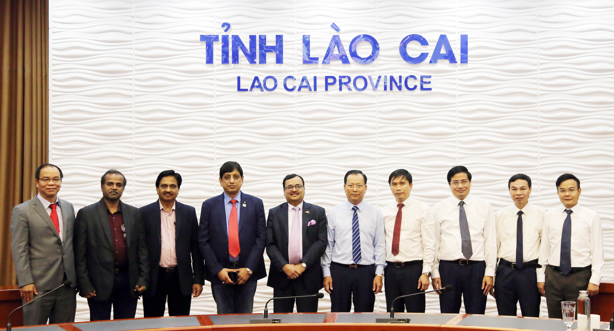 Đoàn công tác Đại sứ quán Ấn Độ chụp ảnh cùng đồng chí Hoàng Quốc Khánh, Phó Chủ tịch Thường trực UBND tỉnh và lãnh đạo các sở, ban, ngành của tỉnh. A5.jpg