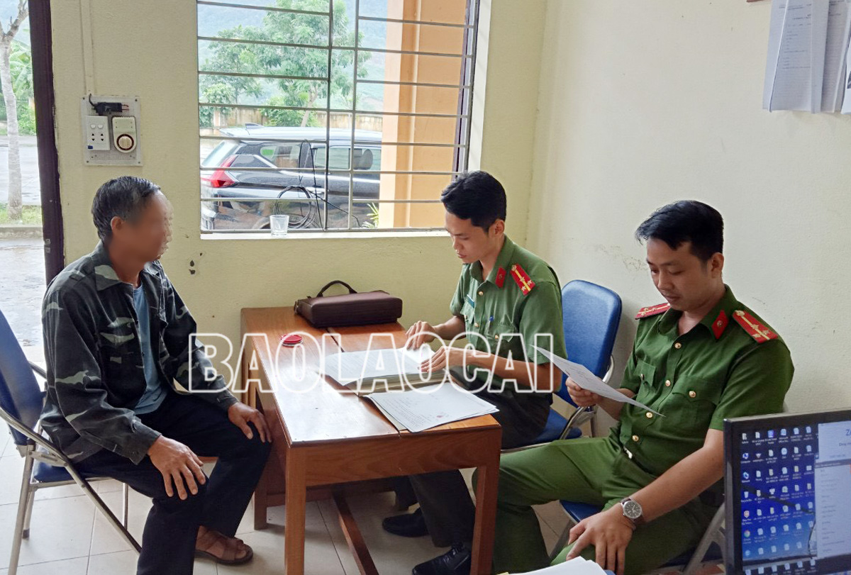 Ông Triệu.T.K. tường trình hành vi của mình tại Công an huyện Văn Bàn. V11.jpg
