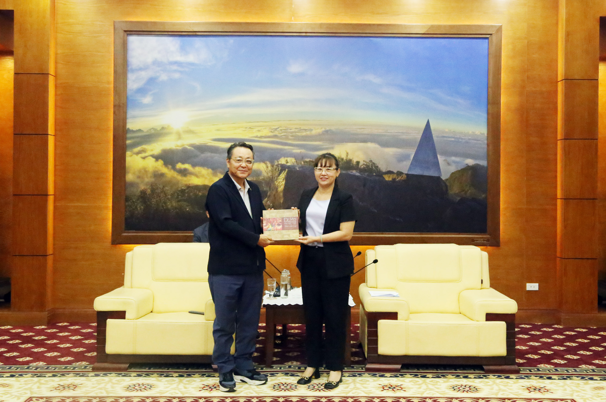 Phó Chủ tịch UBND tỉnh Giàng Thị Dung tặng ông Chang Ho Ick cuốn sách giới thiệu về con người, văn hóa và du lịch của tỉnh Lào Cai. H3.jpg