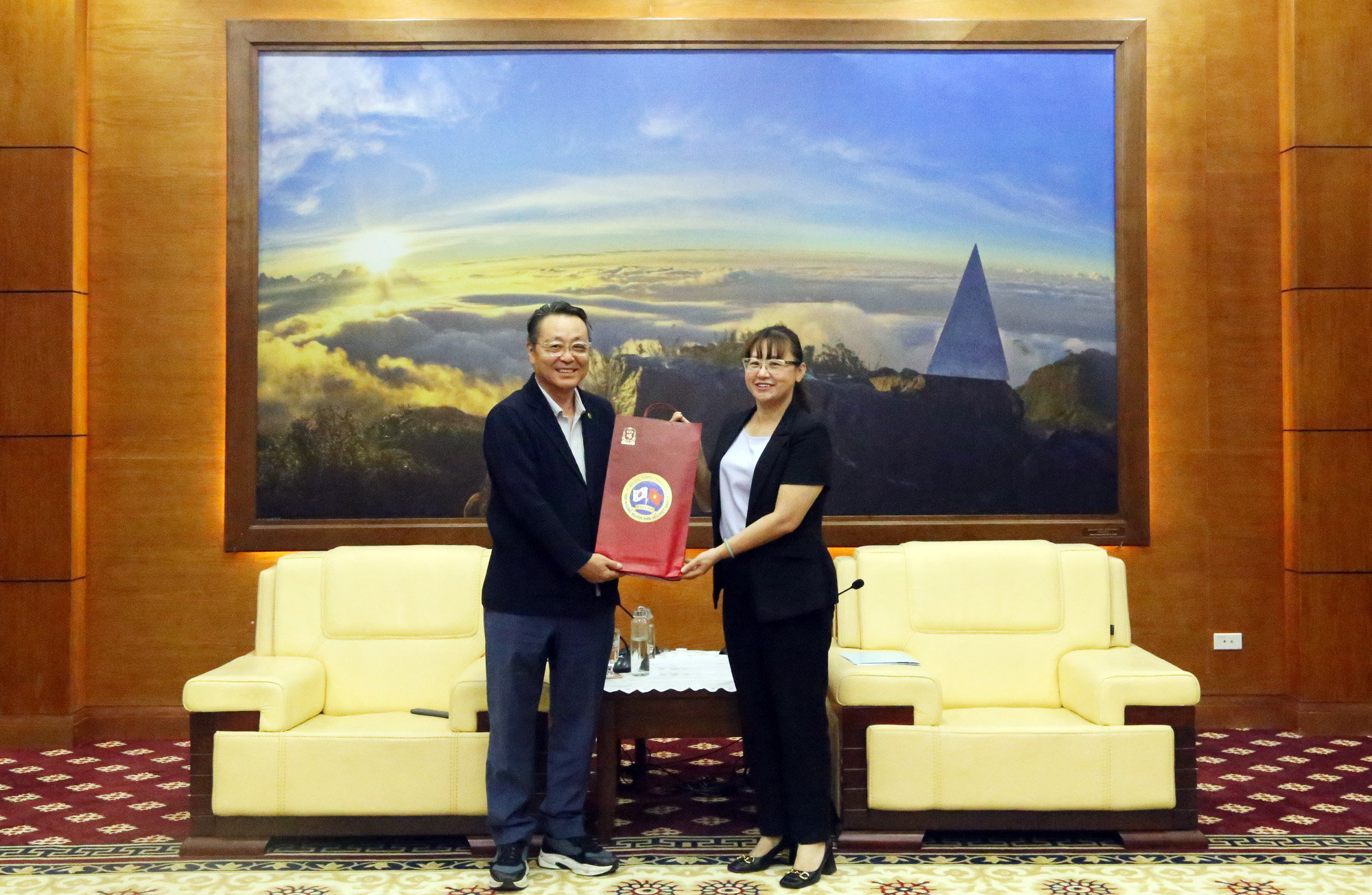 Ông Chang Ho Ick tặng quà của đoàn công tác cho tỉnh Lào Cai. H5.jpg