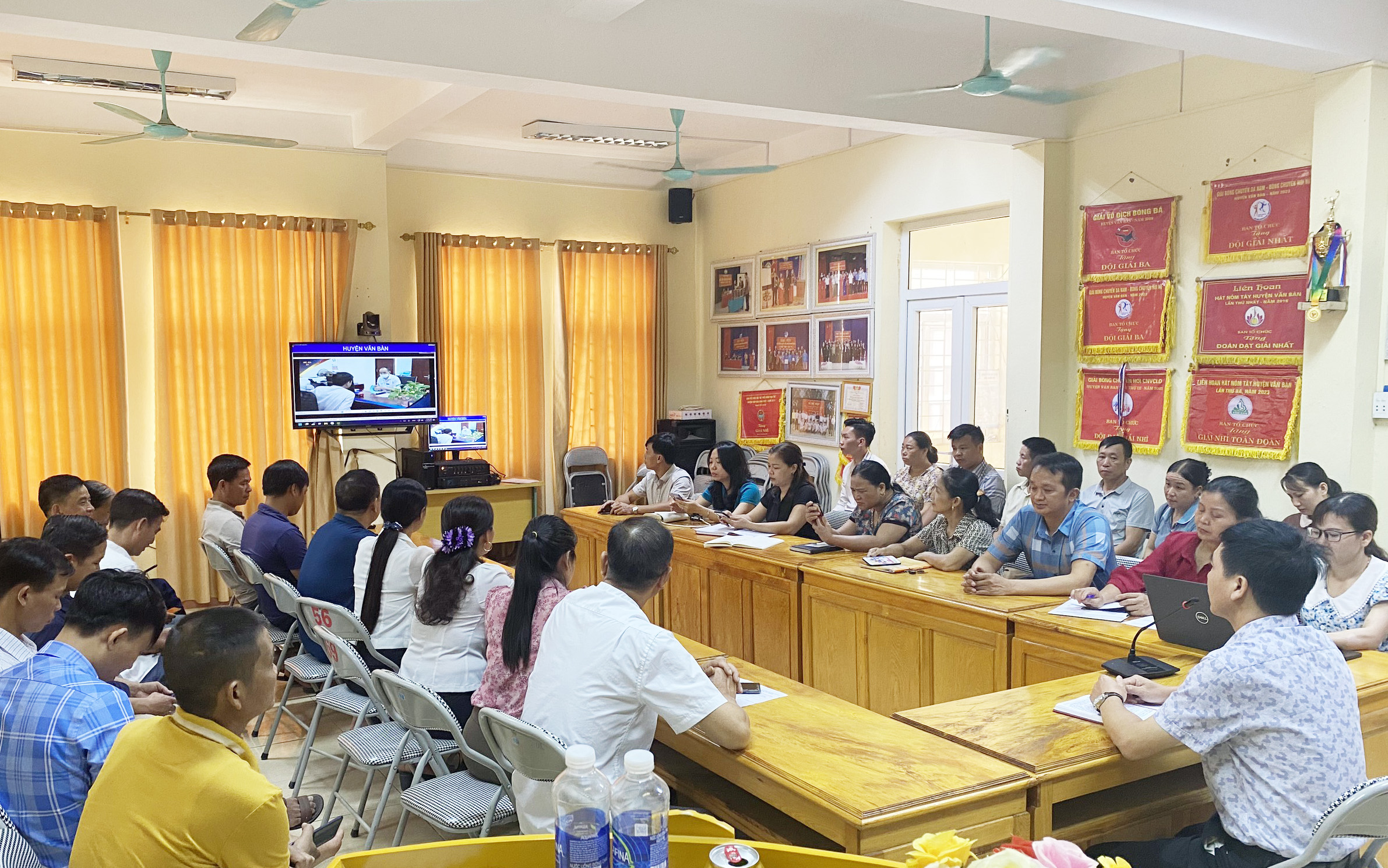 Lãnh đạo Đảng ủy, UBND dân xã và cán bộ, công chức xã Khánh Yên Hạ (Văn Bàn) tham dự hội nghị qua cầu truyền hình trực tuyến. KH.jpg