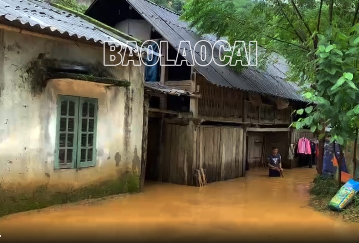 Nhiều hộ ở thôn Thính Chéng, xã Thanh Bình, huyện Mường Khương bị ngập sâu trong nước. L2.jpg