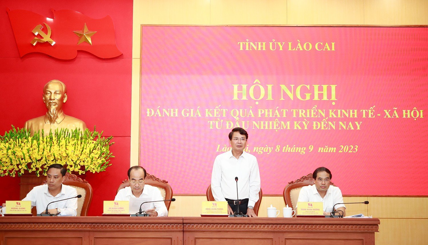 Các đồng chí trong Thường trực Tỉnh ủy chủ trì hội nghị. A3.jpg