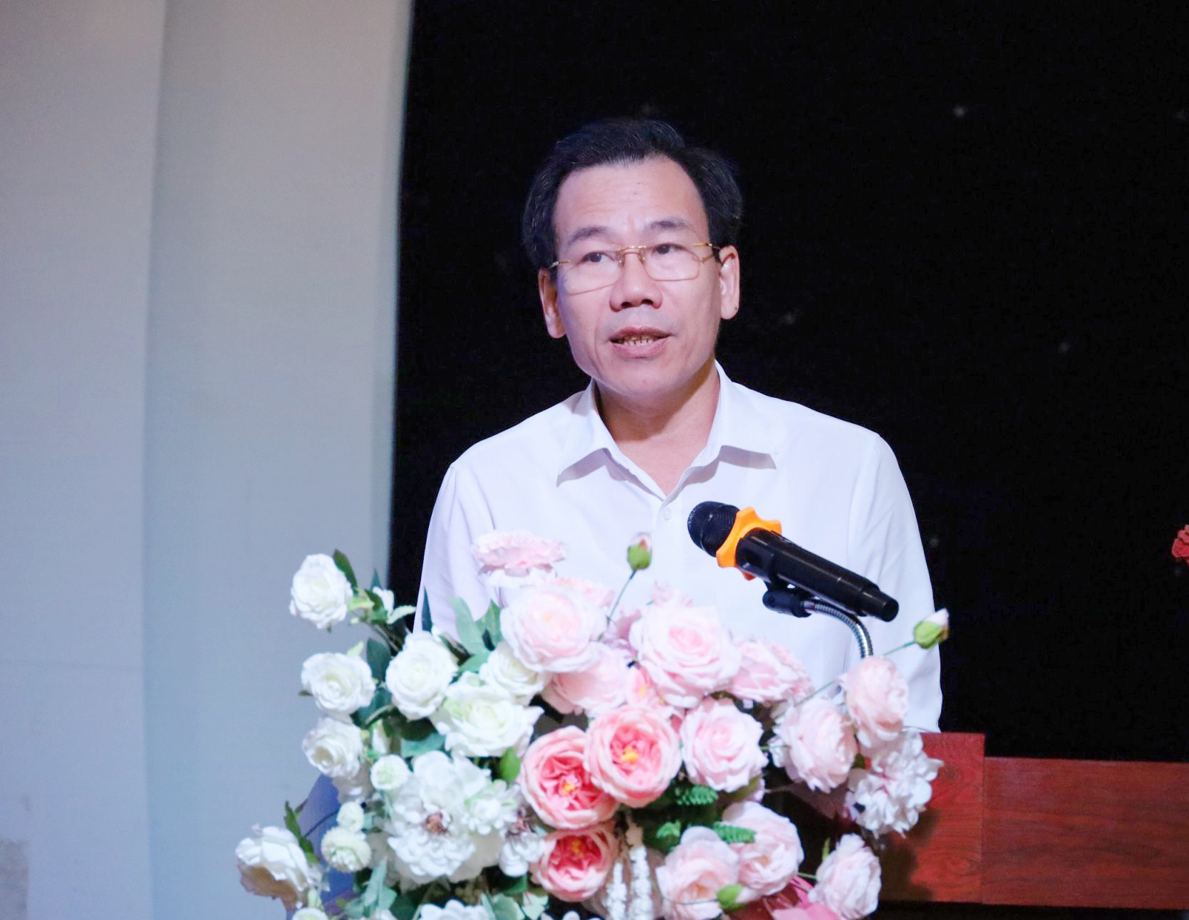 Đồng chí Dương Đức Huy, Trưởng Ban Tuyên giáo Tỉnh ủy truyền đạt chuyên đề tại hội nghị. d1.jpg