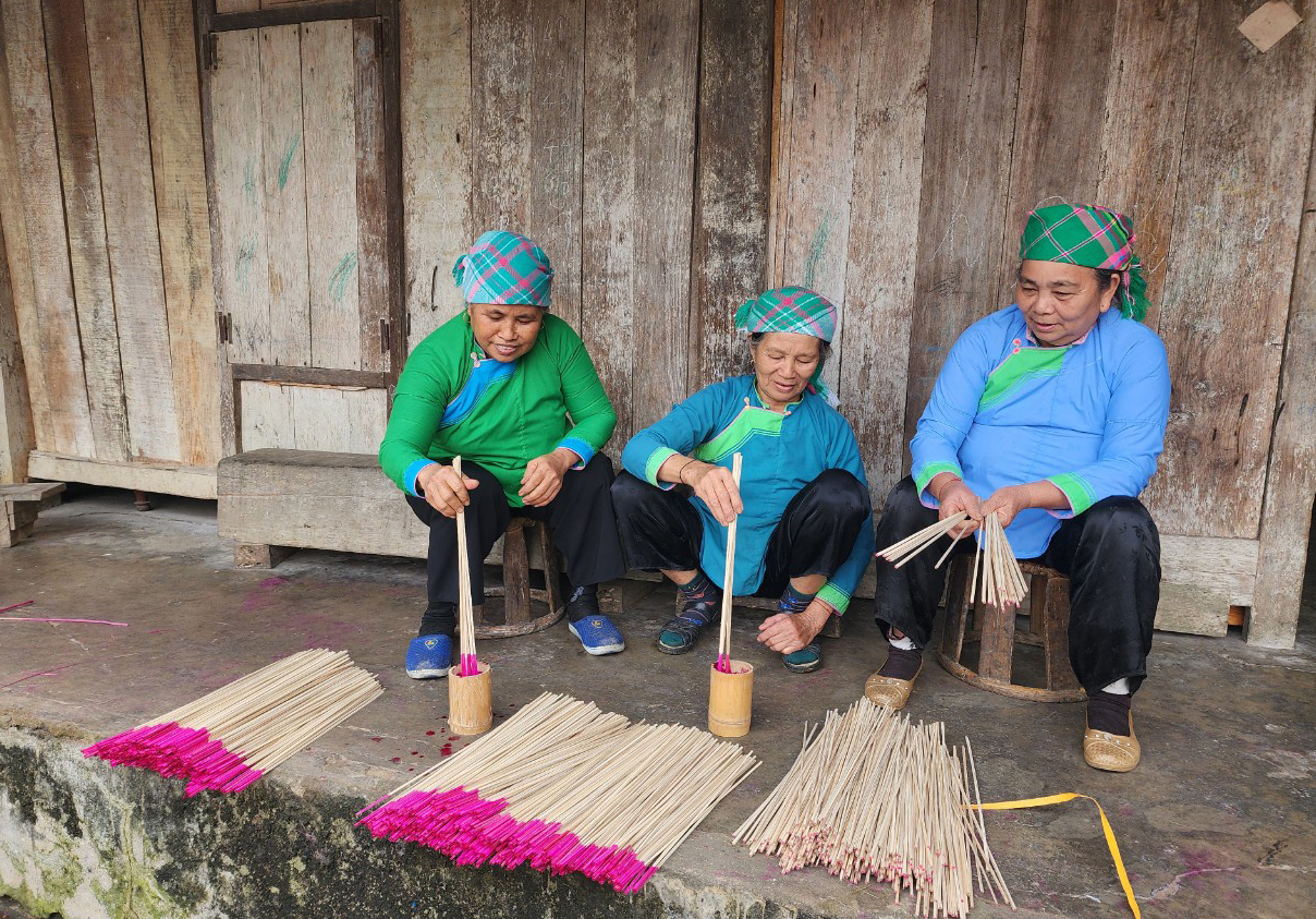Sau khi vót thẳng thì mang chân hương nhuộm phẩm mầu đỏ hoặc hồng bằng lá cây rừng. a2-7861.jpg