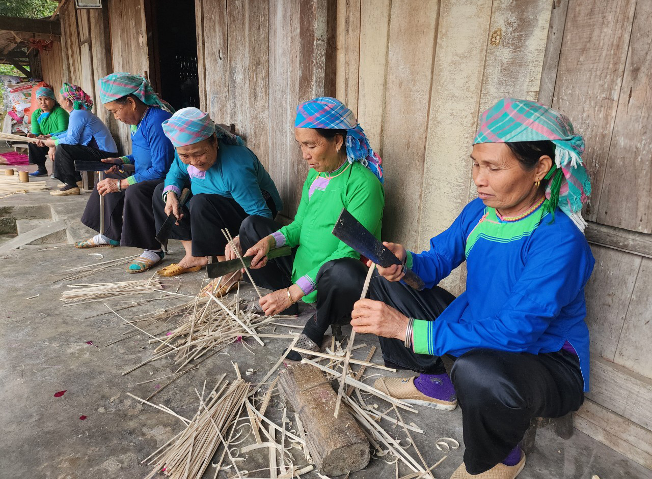 Trước tiên, bà con chọn những cây mai rừng dóng dài, thẳng, không sâu ngâm dưới ao khoảng 1 tháng, sau đó cắt đoạn dài 50 cm phơi khô để chẻ làm chân hương. a1-4641.jpg