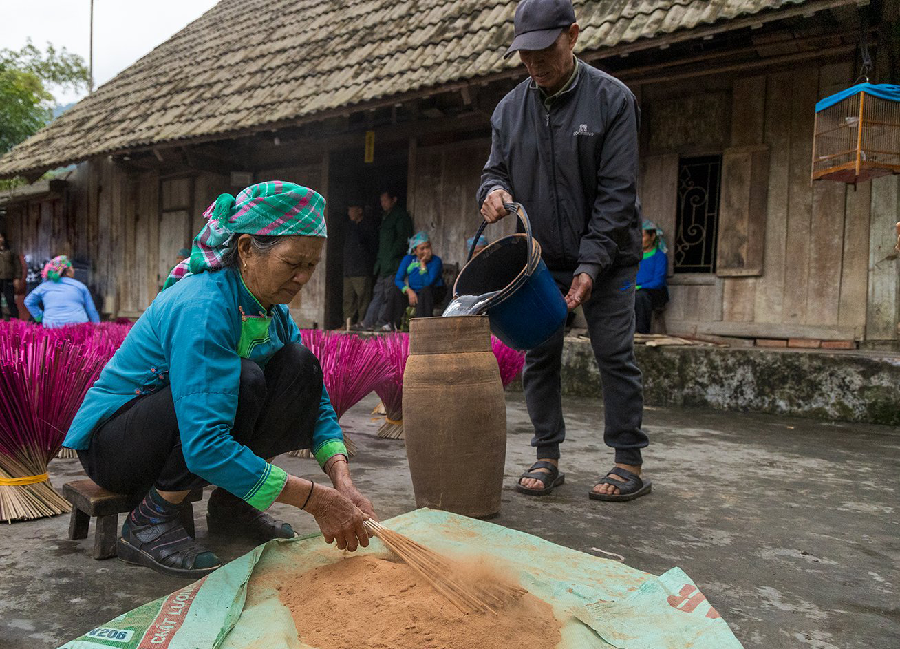Để tạo ra những cây hương tròn đều, đẹp, đòi hỏi người làm hương phải chế hồ bằng bột gạo nếp và khi vo hương có thao tác rất thành thục. a8-4890.jpg