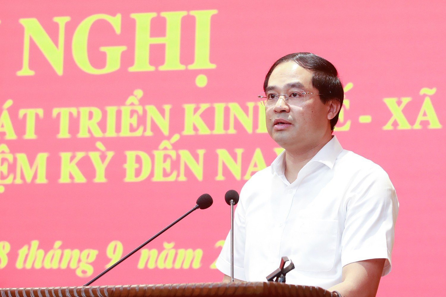 Đồng chí Trịnh Xuân Trường, Phó Bí thư Tỉnh ủy, Chủ tịch UBND tỉnh trình bày báo cáo đánh giá kết quả phát triển kinh tế - xã hội tỉnh Lào Cai từ đầu nhiệm kỳ đến nay. Tr.jpg
