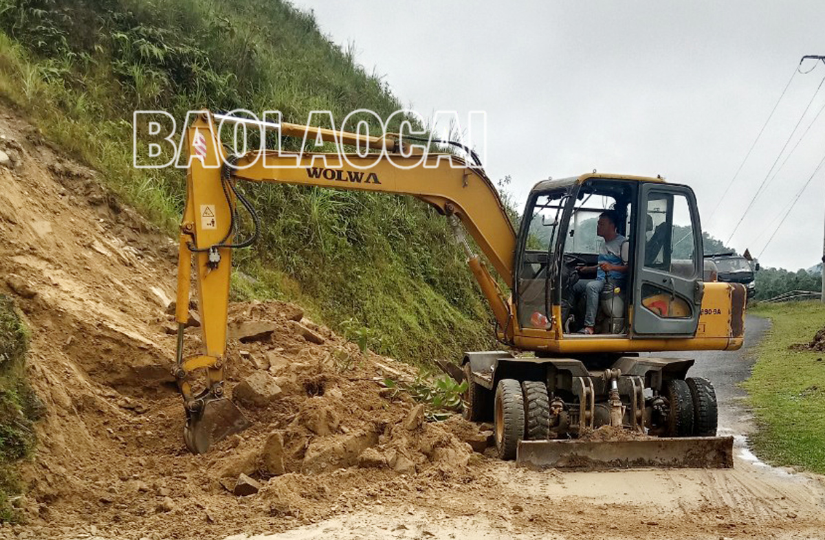 Sở Giao thông vận tải – Xây dựng và các địa phương triển khai công tác khắc phục sạt lở trên các tuyến giao thông trọng yếu để sớm thông đường phục vụ Nhân dân đi lại. D4.jpg
