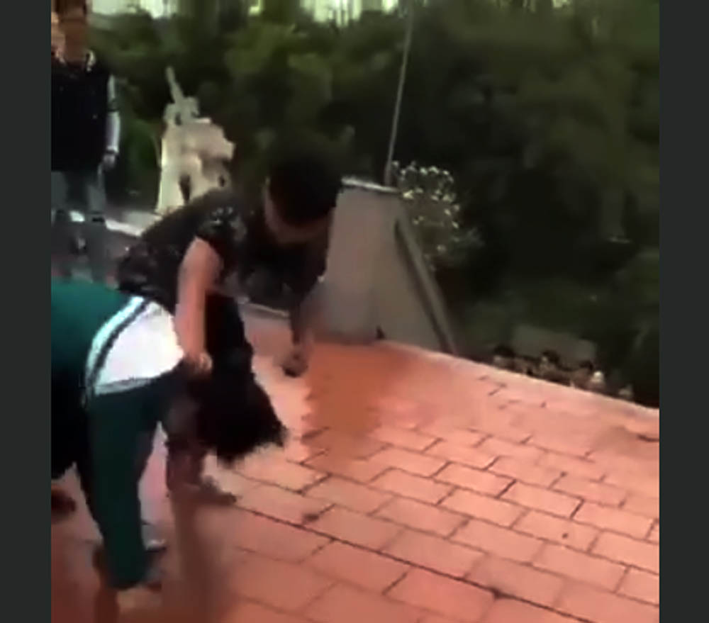 Em Đ.T.D vít cổ em Đ.V.T để đánh. BL2.jpg