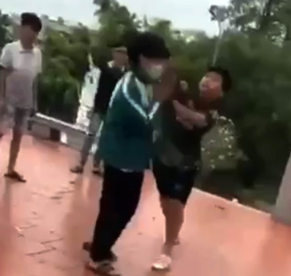 Cảnh em Đ.T.D đánh liên tục vào mặt em Đ.V.T BL11.jpg