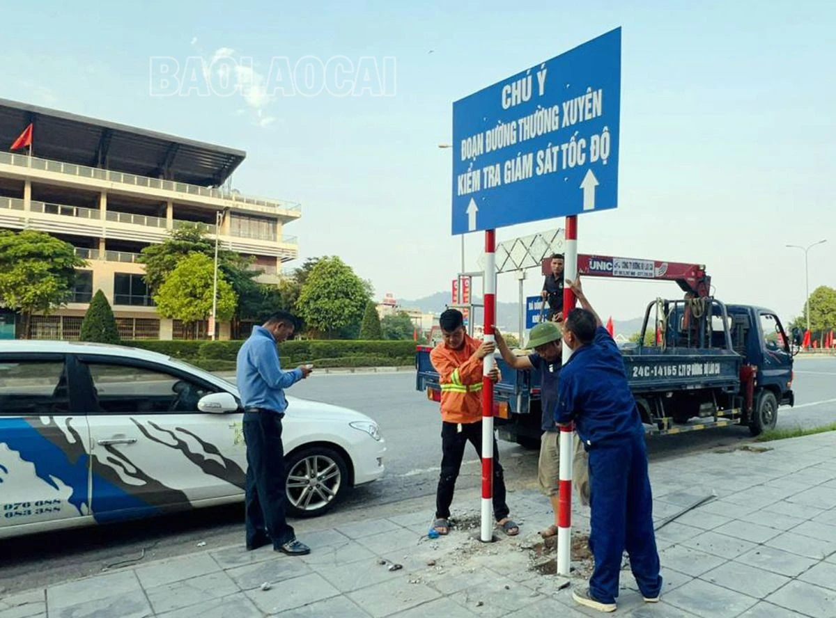 Ảnh 4. Lắp đặt bổ sung một số biển báo- biển hướng dẫn giao thông (2).jpg