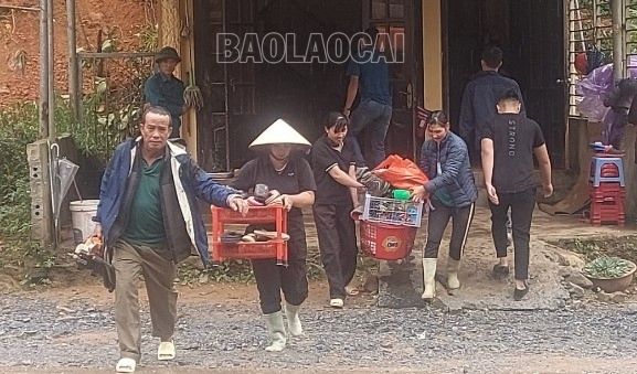 Người dân di dời tài sản đến nơi an toàn. 2.jpg