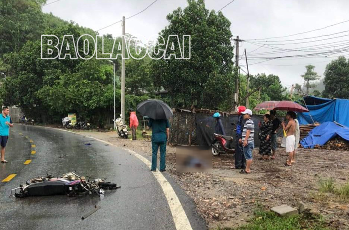 Một nạn nhân bị hất tung ra cạnh đường tử vong. B22.jpg