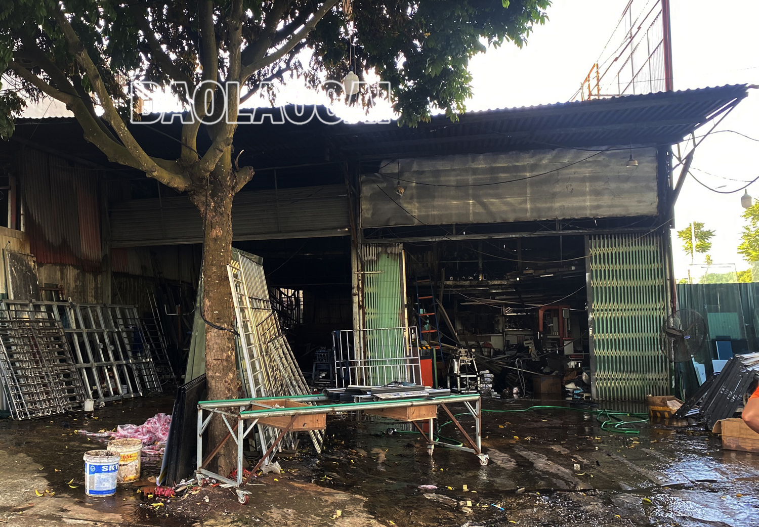 Nhiều tài sản, máy móc của xưởng làm bảng quảng cáo và cửa hàng sửa chữa điện lạnh bị thiêu rụi. C6.jpg