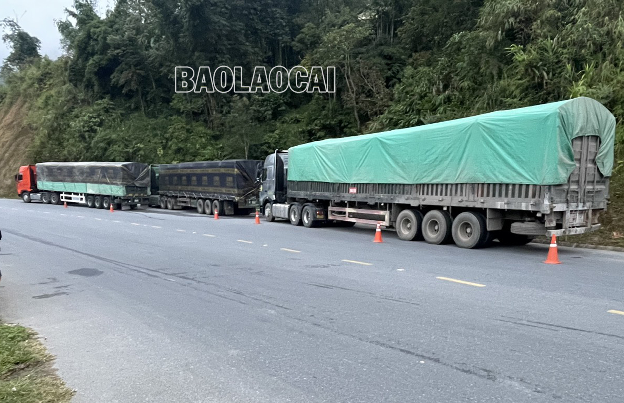 Đoàn xe chở quá tải trọng lưu thông trên Quốc lộ 4D (Lào Cai - Sa Pa). X1.jpg