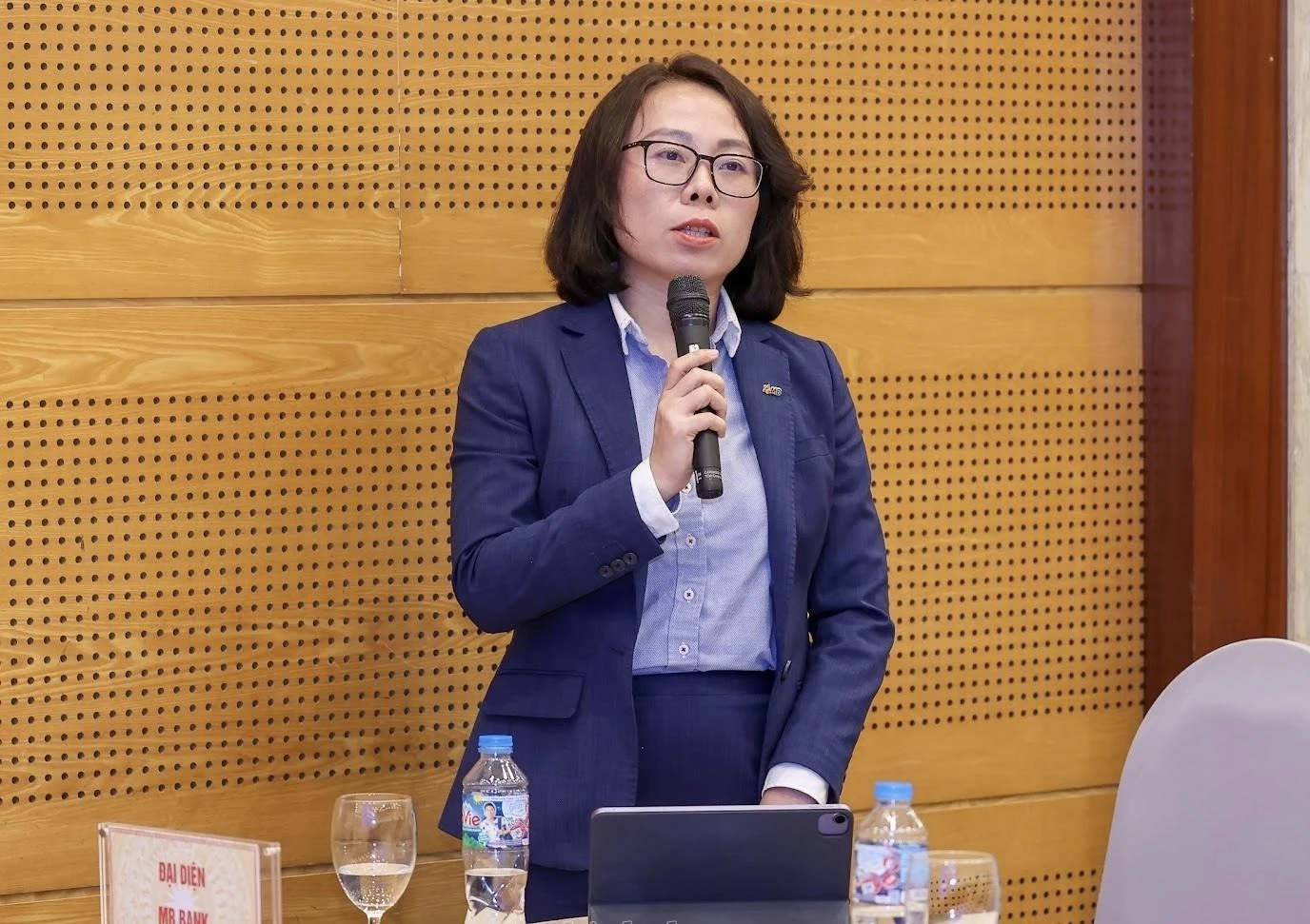 Đại diện MB giải đáp băn khoăn của hộ kinh doanh.