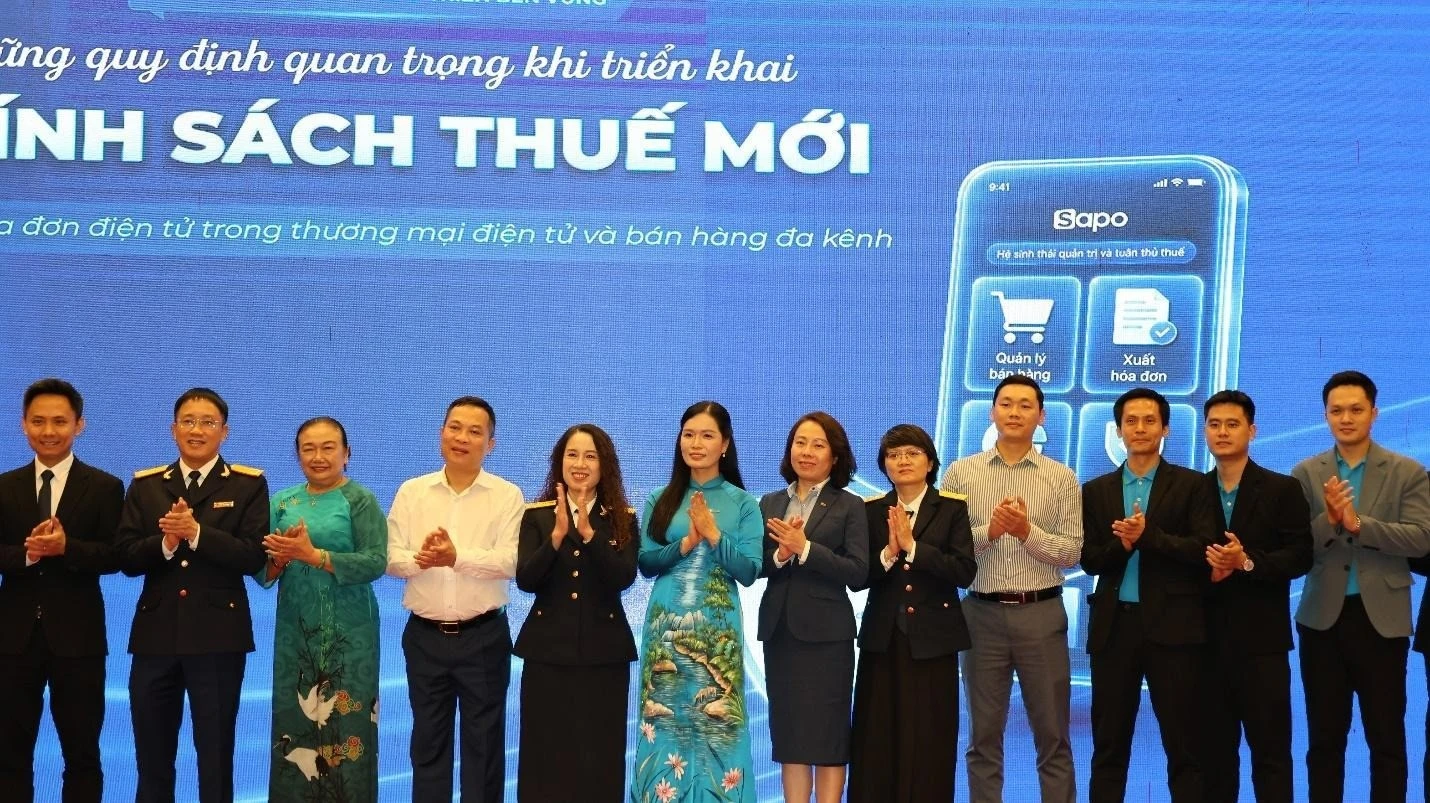 Bà Phạm Thị Mai Anh – Phó Giám đốc Khối Ngân hàng số MB cùng đại diện các đơn vị tổ chức.