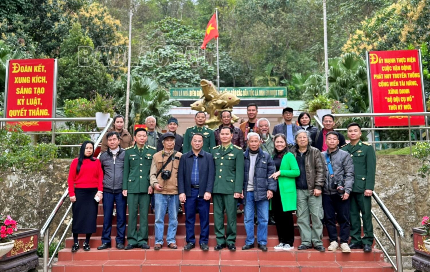 Đoàn văn nghệ sỹ thăm cán bộ, chiến sỹ Đồn Biên phòng A Mú Sung (Bát Xát). trai2.jpg