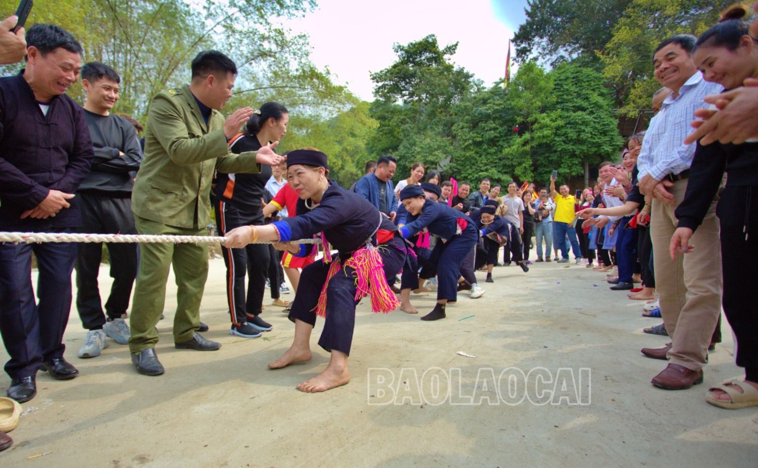 Phần thi kéo co sôi nổi. luc98.jpg