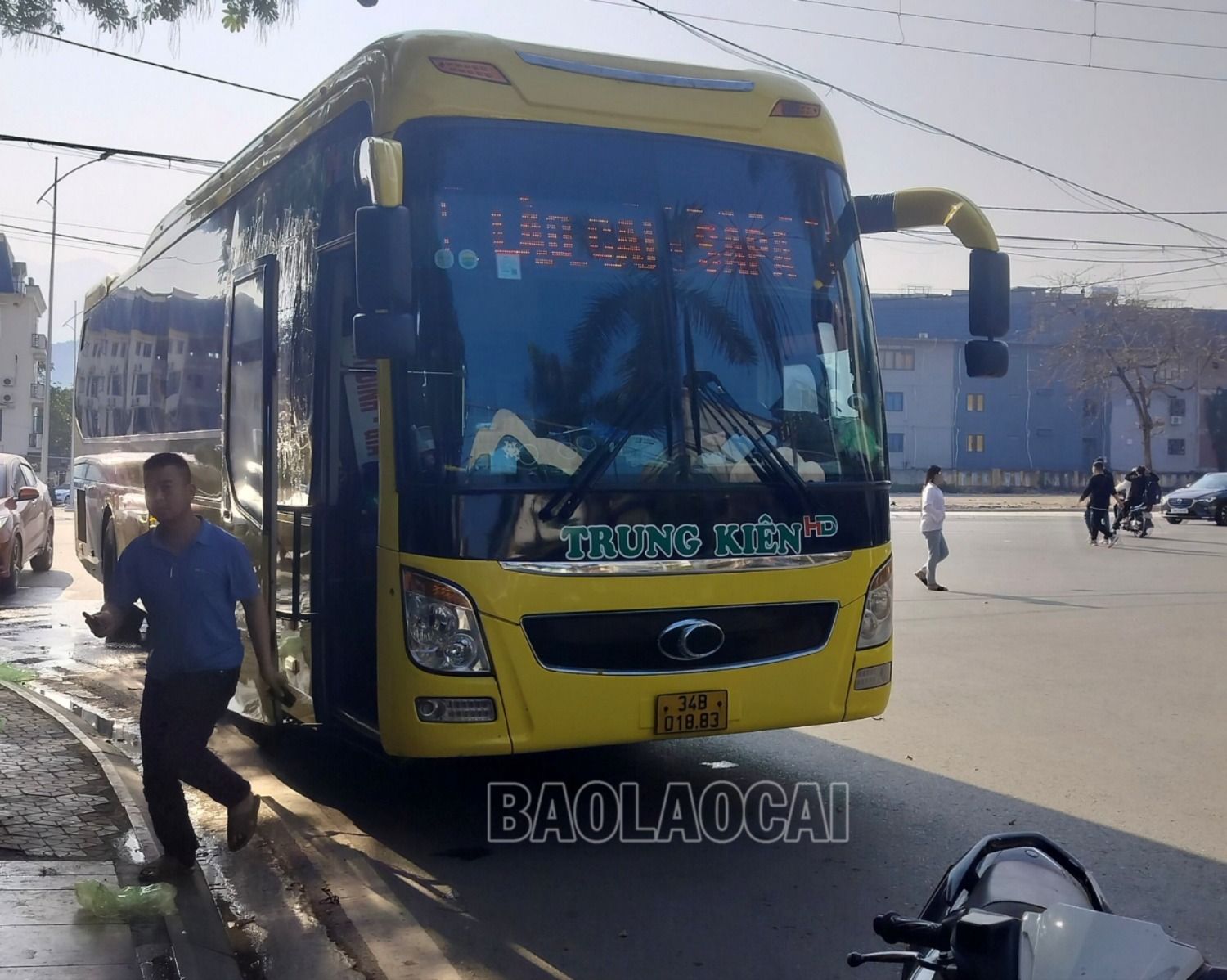 Chiếc xe và nhân viên của nhà xe Trung Kiên trong vụ việc hành hung hành khách. xe5.jpg