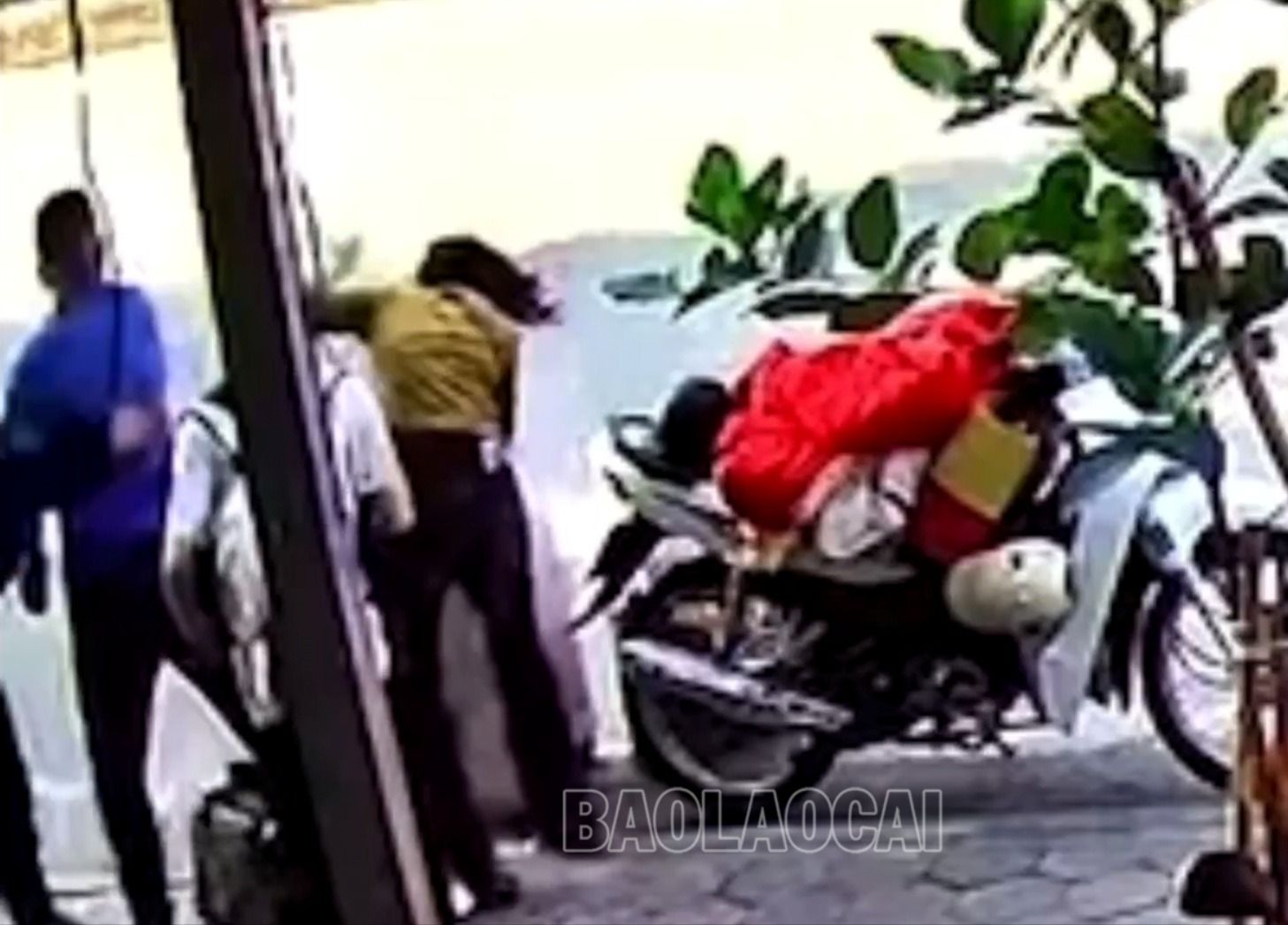 Chị U. bị nhân viên nhà xe Trung Kiên hành hung (Ảnh cắt từ clip). xe4.jpg
