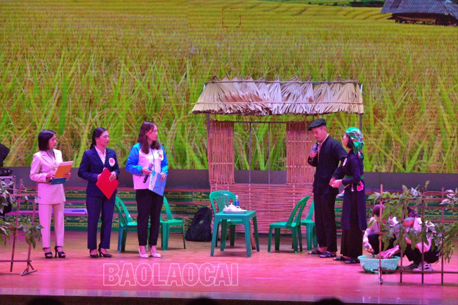 Các thành viên tổ truyền thông cộng đồng huyện Văn Bàn tham gia Hội thi về phòng, chống bạo lực gia đình cấp tỉnh năm 2023. da8tt-8932-6907.jpg