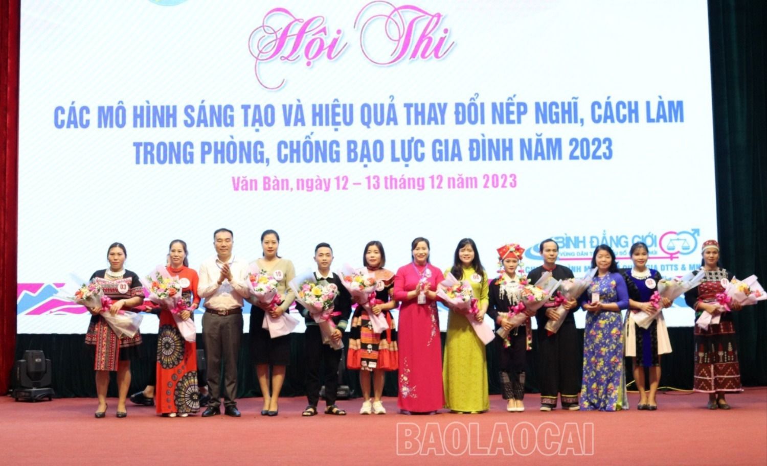 Trao giải cho các đội thi. vb3-8892-2602.jpg