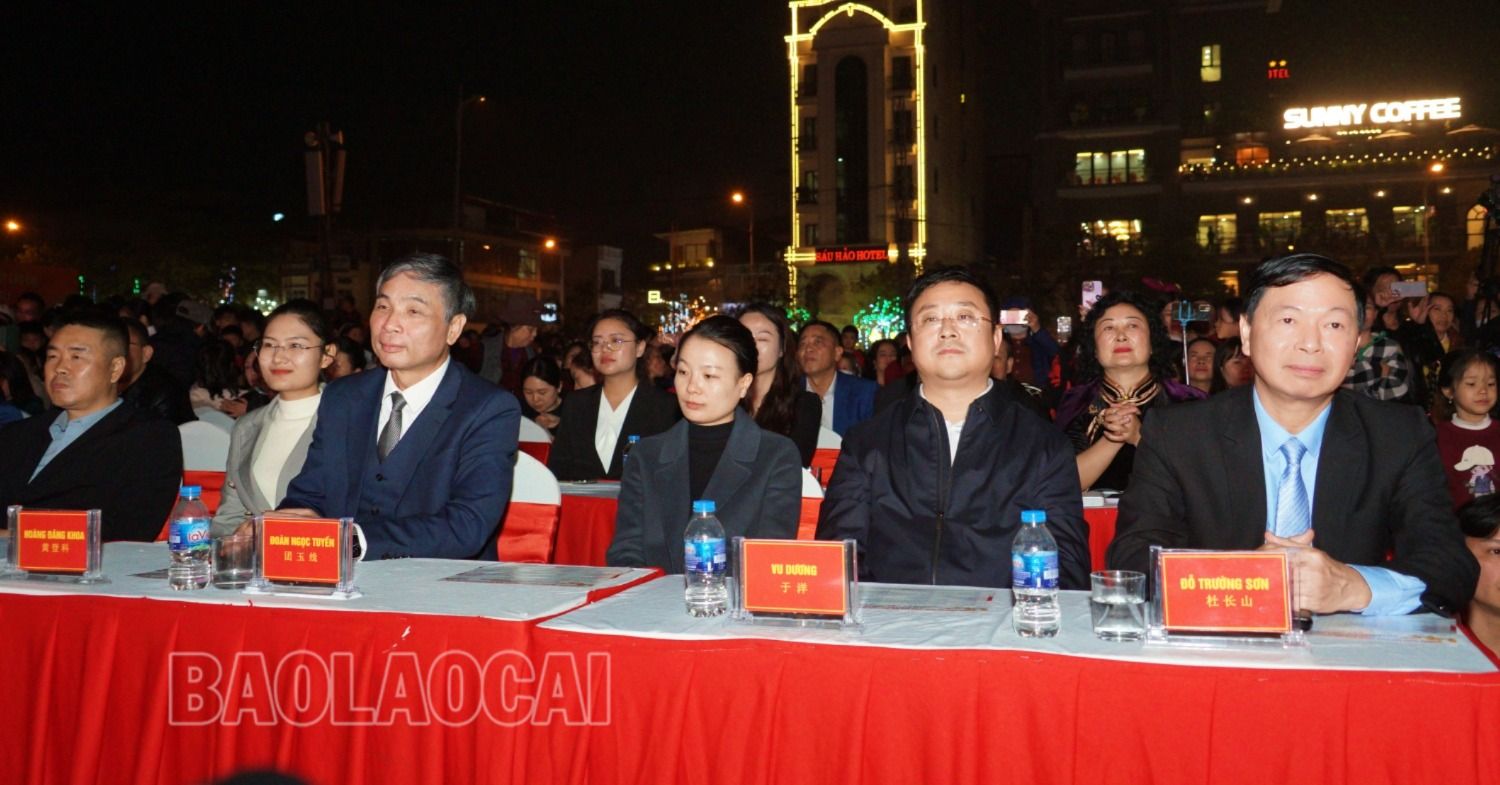 Đại biểu Hà Khẩu (Trung Quốc) dự chương trình "Chào năm mới 2024". thuong91-5744-8490.jpg