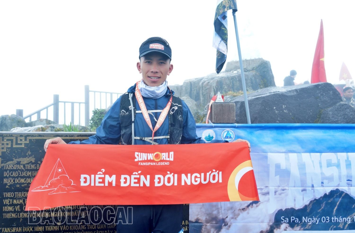 VĐV Sùng A Phử về nhất nam, với thành tích 1 giờ 59 phút. p22.JPG