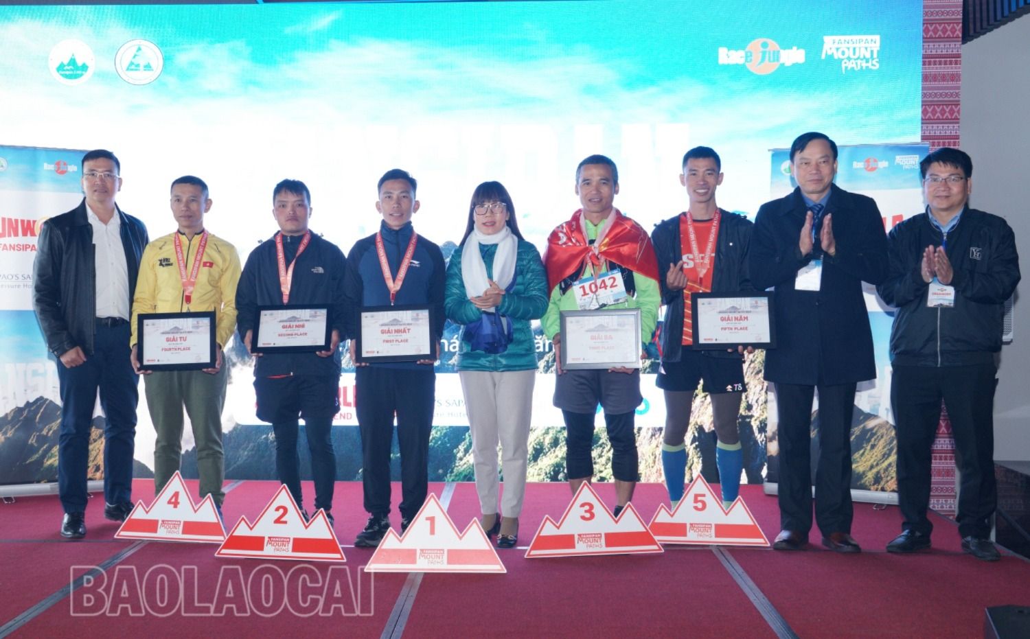 Trao giải cho 5 VĐV nam có thành tích tốt nhất. p55.JPG