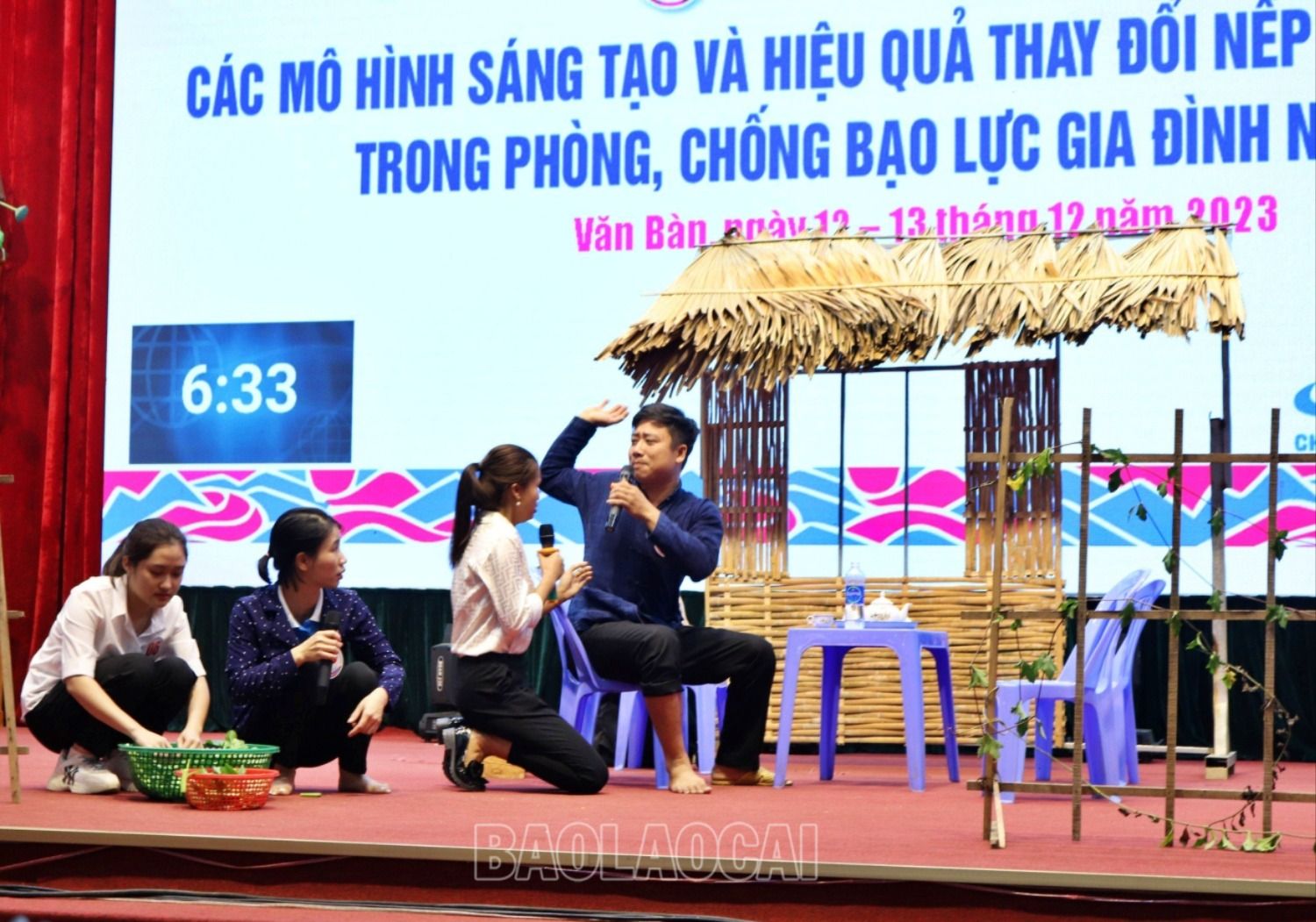 Phần thi tiểu phẩm của các đội thi. vb-2887-3483.jpg