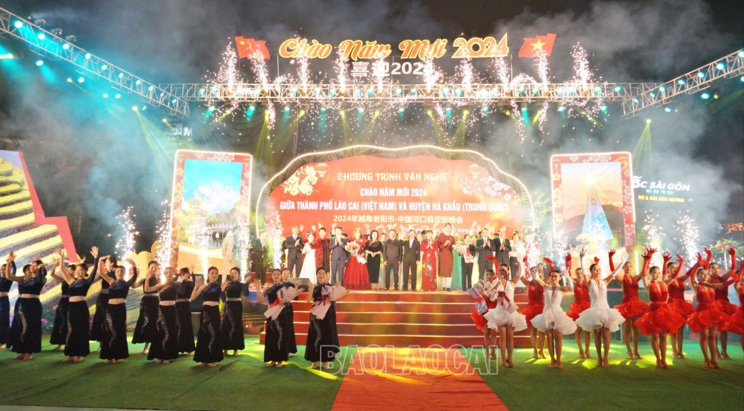 Màn pháo bông rực rỡ chào năm mới 2024. thuong0-7778-3923.jpg