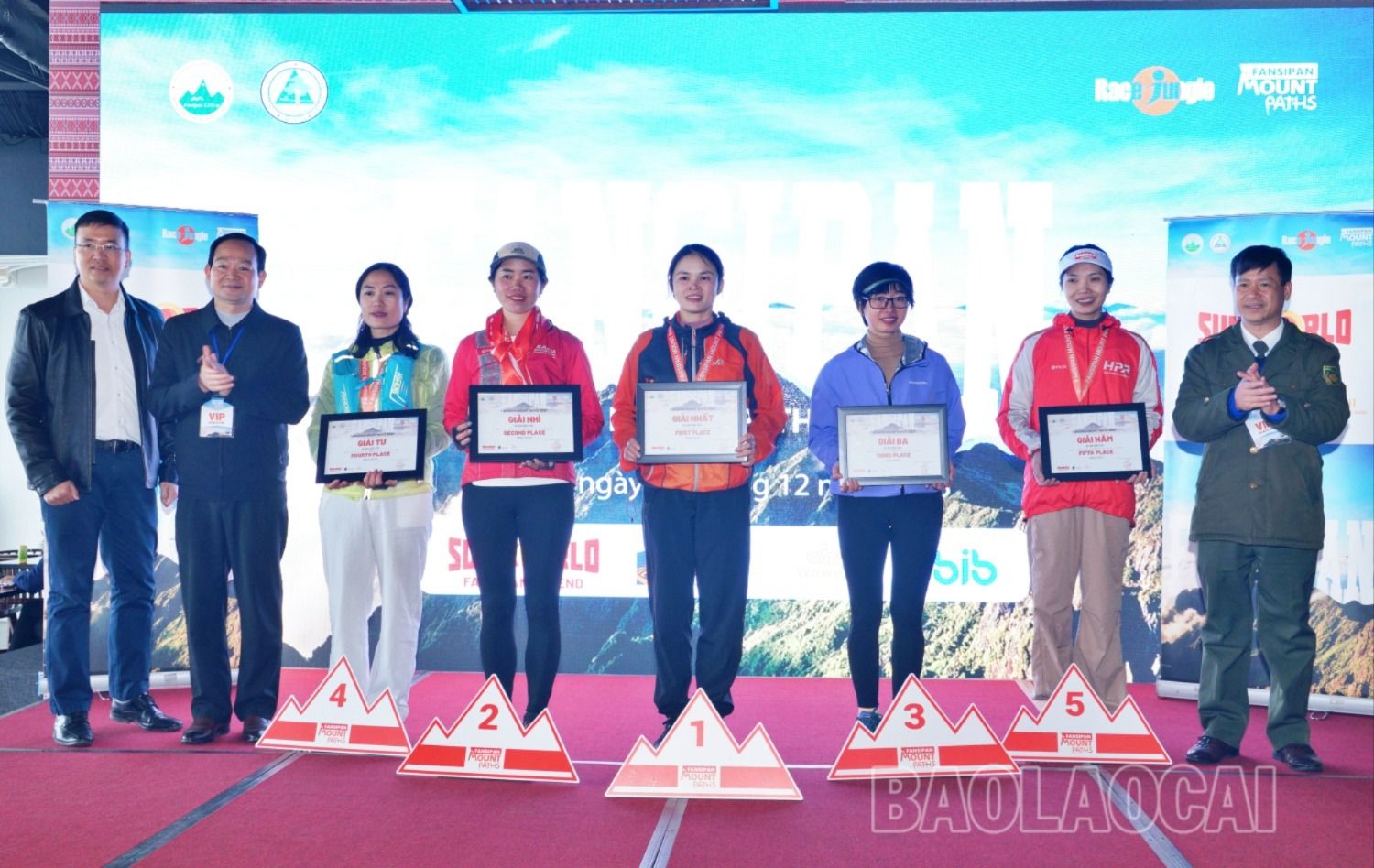 Trao giải cho 5 VĐV nữ có thành tích tốt nhất. p44.JPG