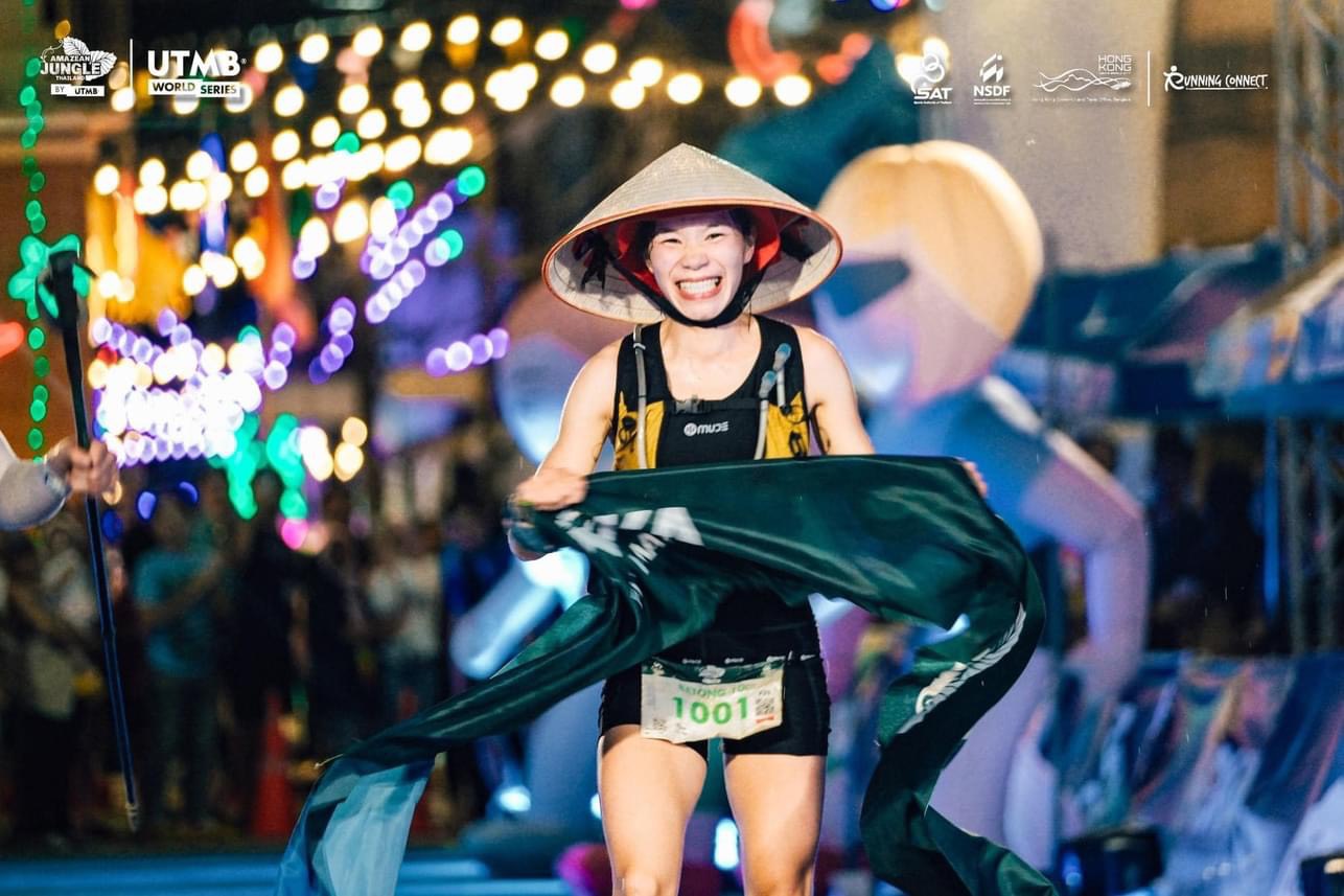 Hình ảnh cô gái Việt Nam về đích đầu tiên với chiếc nón lá trên đầu đã khiến nhiều người xúc động. (Ảnh: Ban tổ chức) hau (2).jpg