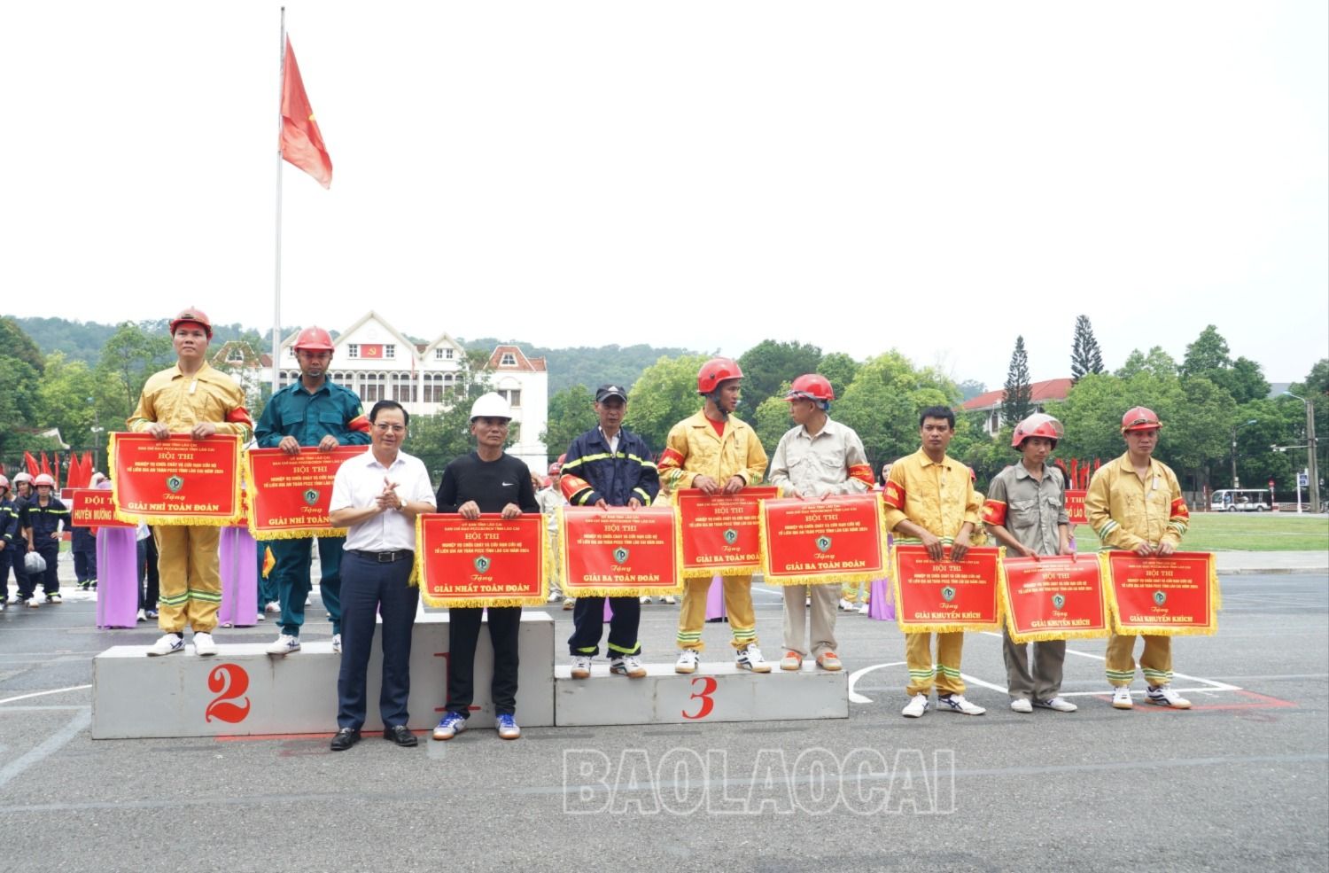Trao giải toàn đoàn cho các đội thi. toan doan.JPG