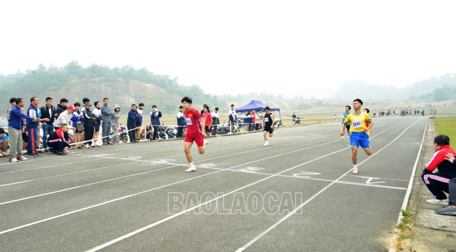 Thi đấu nội dung chạy 100 m, nam THPT. dk nam thcs 100m.JPG