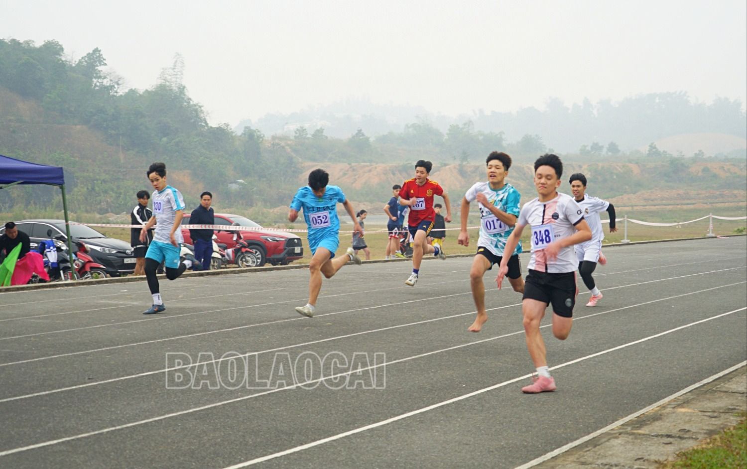 Thi đấu đầy nỗ lực. dk nam thcs 100m1.JPG