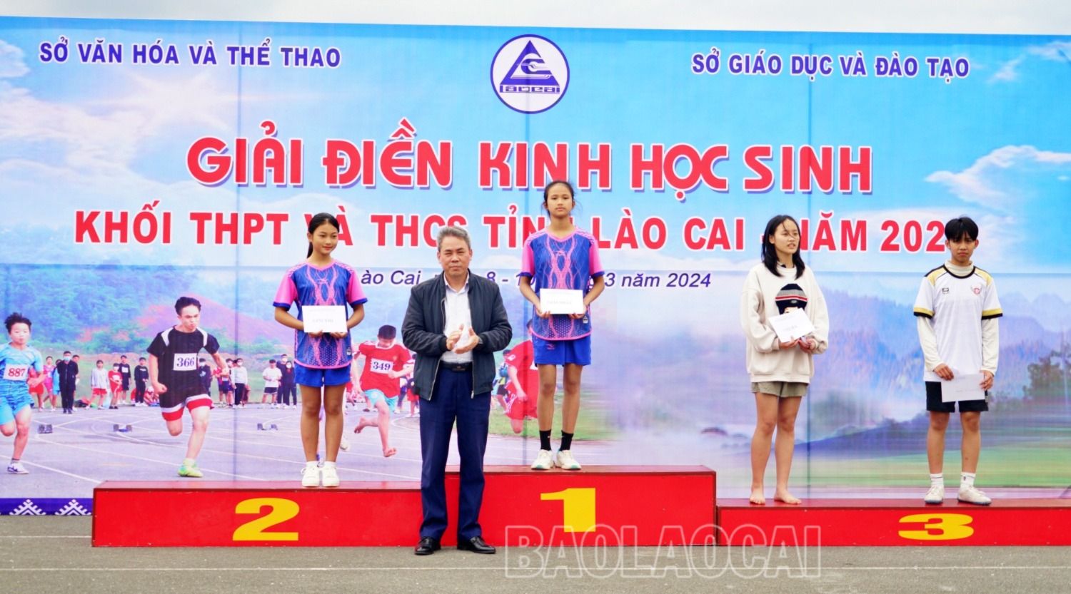 Trao giải nội dung chạy 200 m, nữ THCS. 200m nu thcs.JPG