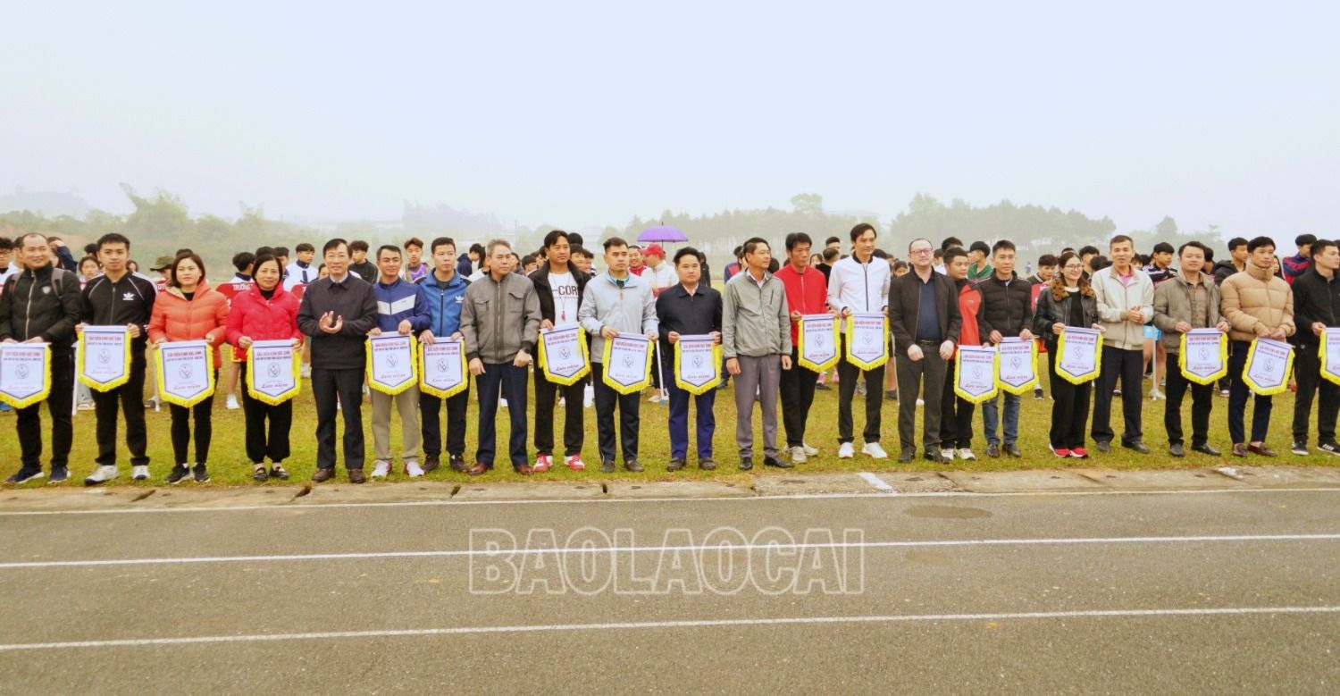 Ban tổ chức trao Cờ lưu niệm cho đoàn tham gia giải. dk4.JPG