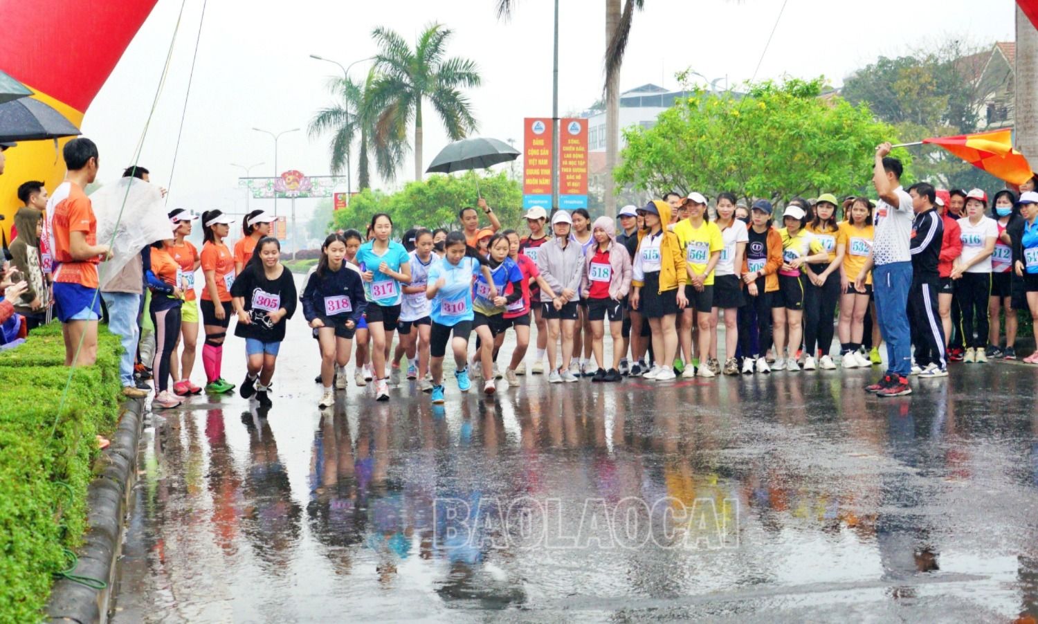 Các VĐV nữ trẻ xuất phát lượt chạy đầu tiên. nu tre xp.JPG