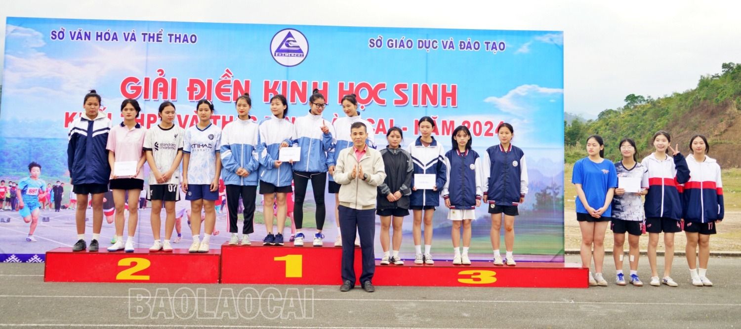 Trao giải nội dung tiếp sức 4x100 m, nữ THPT. tiep suc nu thpt.JPG