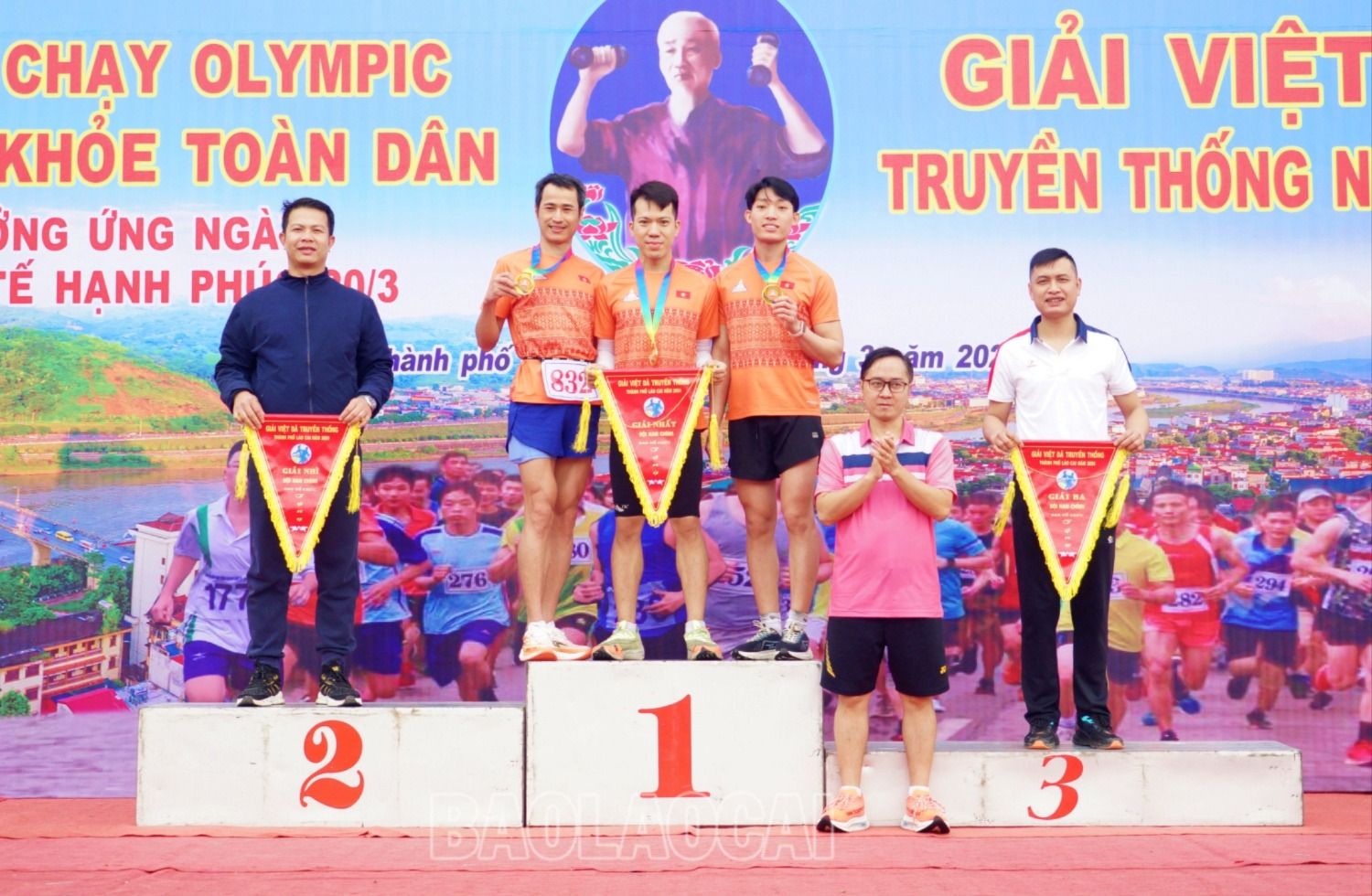 Trao giải nội dung đồng đội nam chính dong doi nam chinh.JPG