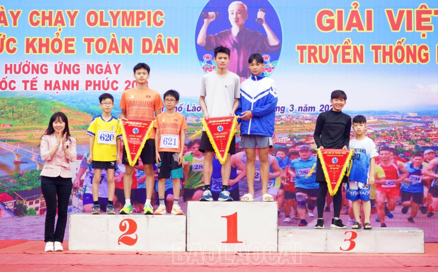 Trao giải đồng đội nội dung nam trẻ dong doi nam tre.JPG