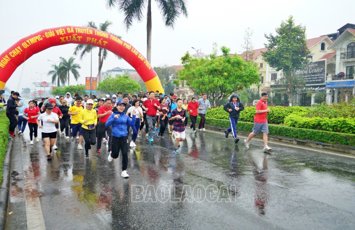 Các đại biểu và người dân tham gia nội dung chạy phong trào Ngày chạy Olympic vì sức khỏe toàn dân. tp3.JPG