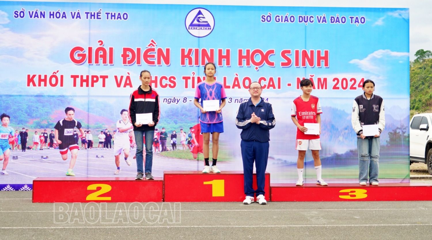 Trao giải nội dung chạy 400 m, nữ THCS. 400m nu thcs.JPG